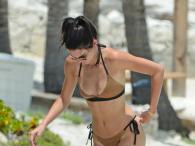 Kendall Jenner w skąpym bikini na plaży